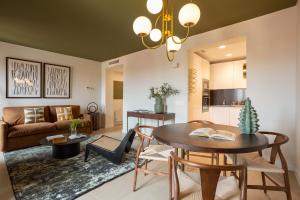 een woonkamer met een tafel en een bank bij San Bernardo - Darya Living in Madrid