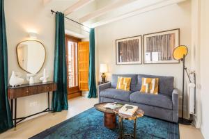 een woonkamer met een bank en een tafel bij San Bernardo - Darya Living in Madrid