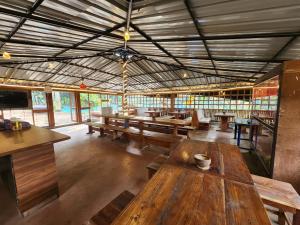 En restaurant eller et andet spisested på Green County Wellness Retreat