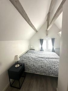 ein weißes Schlafzimmer mit einem Bett und einem Fenster in der Unterkunft Residence Champenoise 5, Troyes - France in Troyes