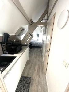 ein kleines Zimmer mit Küche und Flur in der Unterkunft Residence Champenoise 5, Troyes - France in Troyes