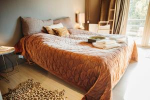 The Falcon Hotel客房内的一张或多张床位