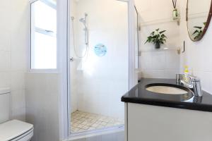 Un baño con ducha, lavabo e inodoro. en Ocean View Properties - Penthouse, en Ciudad del Cabo 39 fotos más