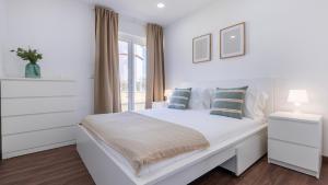 Giường trong phòng chung tại Casa da Roseira by LovelyStay