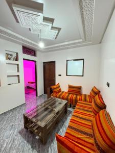 塔哈佐特Jada surf house taghazout的带沙发和咖啡桌的客厅