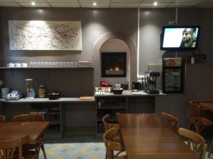 Hotel Les Voyageurs的咖啡和沏茶工具