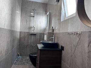 Koupelna v ubytování Villa Pernilla lägenheterna Rosmarin,Lavendel + 53 fotografií