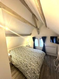 ein Schlafzimmer mit einem Bett in einem Zimmer in der Unterkunft Résidence Champenoise 4, Troyes - France in Troyes