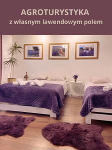 2 łóżka w sypialni z fioletową kołdrą w obiekcie Lawendowa Przystań Sandomierska w mieście Dwikozy