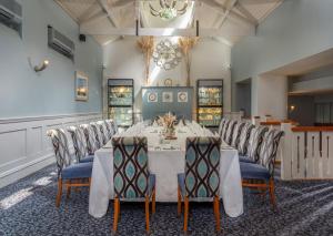A seating area at Arklow Bay Hotel