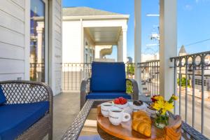 Balkoni atau teres di 3BR Cottage on Carondelet by Hosteeva +28 gambar
