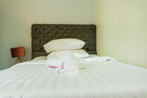 Un pat sau paturi într-o cameră la Five's Tower