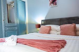 Un pat sau paturi într-o cameră la Five's Tower