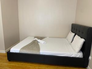a bed with a black headboard in a room at Studio 110 in Luanda