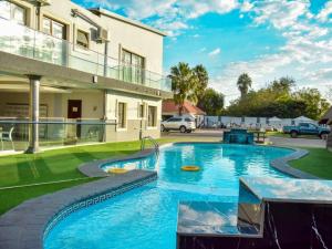 una piscina en el patio de una casa en Lifestyle Lodge Hotel, en Vereeniging