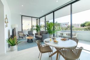 Et opholdsområde på Lagos Deluxe 2 With Pool by Homing