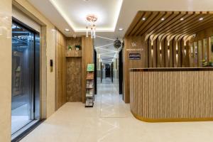 a lobby of a store with a long hallway with a counter at Hotel Windsor Castle in Mumbai