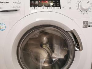 een afsluitbare wasmachine bij GardenHouse in Athene