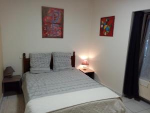 Un dormitorio con una cama blanca con dos almohadas. en L'atelier, en Ligneyrac