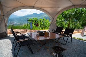 Nespecifikovaný výhled na hory nebo výhled na hory při pohledu z luxury tent