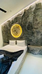 アハンガマにあるMellow Yellowの石造りの壁のドミトリールーム(ベッド1台)