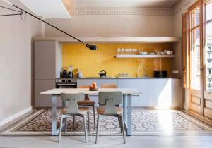 A kitchen or kitchenette at DestinationBCN Universitat Apartments