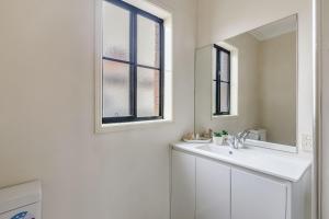 Heart of McKinnon Units by Ready Set Host的一间浴室