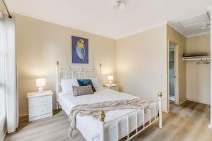 Heart of McKinnon Units by Ready Set Host客房内的一张或多张床位