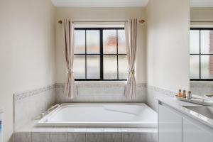 Heart of McKinnon Units by Ready Set Host客房内的一张或多张床位