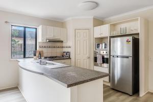 Heart of McKinnon Units by Ready Set Host的厨房或小厨房