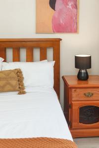 Heart of McKinnon Units by Ready Set Host客房内的一张或多张床位