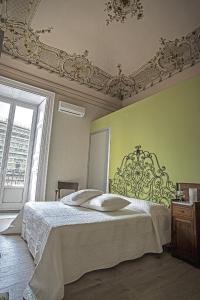 Un pat sau paturi într-o cameră la Acanthus B&B