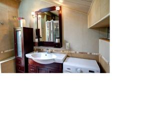 Koupelna v ubytování Riviera Apartments - уединенный отдых у моря
