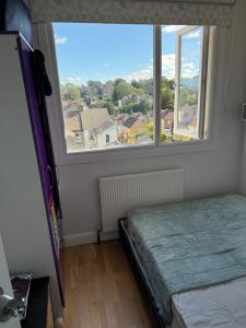Un dormitorio con una cama y una ventana grande. en Family home away from home, en Chatham 4 fotos más