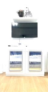 カガヤン・デ・オロにあるStudio Condo at The Loop Tower, Limketkai Dr, Cagayan de Oro Cityのリビングルーム(窓2つ、薄型テレビ付) +2枚の写真