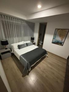 a bedroom with a large bed in a room at Unidad recidencial San basilio in Sabaneta