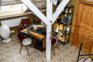 a room with a table and chairs in a room at Baltischer Sternenblick in Rostock +9 photos