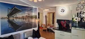 a room with a painting of a bridge on the wall at Auf dem alten Deich in Sande