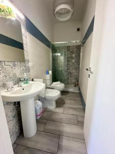 een badkamer met een wastafel en een toilet bij La Pace in Savoca  +29 foto's