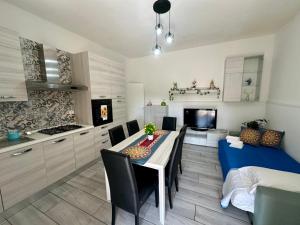 een keuken en eetkamer met een tafel en stoelen bij La Pace in Savoca 