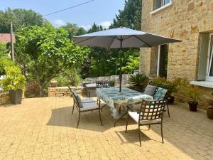 Patio lub wspólna przestrzeń na świeżym powietrzu w obiekcie Villa Lila - Sarlat Centre piscine et jacuzzi