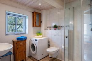 Koupelna v ubytování Ferienhaus Blick ins Tüterland + 19 fotografií