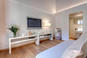 Μια τηλεόραση ή/και κέντρο ψυχαγωγίας στο Vista sulla Cupola del Brunelleschi - Comfort e Charme nel Cuore della Città