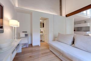 a white living room with a couch and a sink at Vista sulla Cupola del Brunelleschi - Comfort e Charme nel Cuore della Città in Florence
