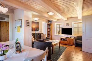 TV a/nebo společenská místnost v ubytování Ferienhaus Blick ins Tüterland