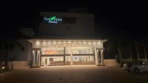 菩提伽耶The Fern Residency, Bodhgaya的一栋建筑前停着一辆车