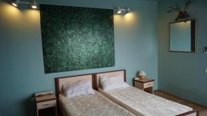Rúm í herbergi á TJ Guest House