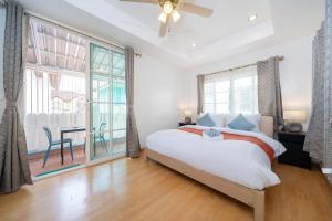 En eller flere senge i et værelse på Bangla house with 4 houses Pick house before BOOK