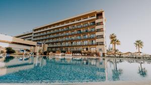 Kolam renang di atau dekat dengan Gran Hotel Costa del Sol