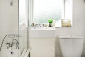 Koupelna v ubytování Modern 2BR Aylesbury Home, Sleeps 4, Parking, Work, Leisure, Friendly